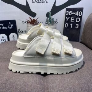 Uu g sandals y